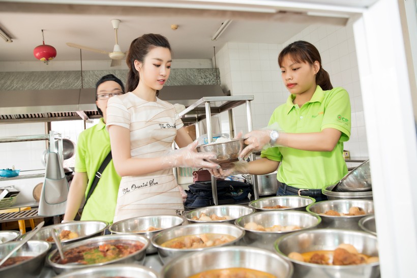 Đại sứ thương hiệu của công ty Qui Phúc, hoa hậu Đỗ Mỹ Linh cùng các bạn tình nguyện viên dự án Food Bank Việt Nam nấu những phần cơm có thịt cho trẻ em có hoàn cảnh đặc biệt