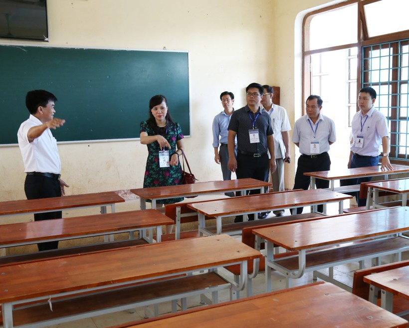  Đoàn công tác kiểm tra tại điểm thi Trường THCS và THPT Việt Trung (Bố Trạch)