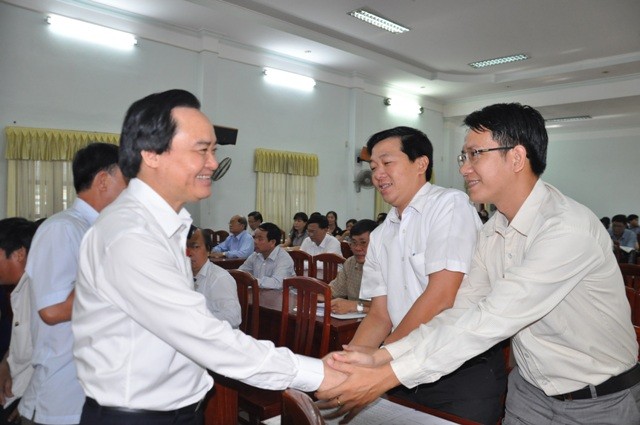 Bộ trưởng Phùng Xuân Nhạ tại Hội nghị tiếp xúc cử tri.