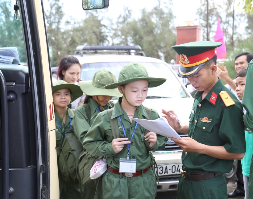 Các “chiến sỹ nhí” lên đường thực hiện kỳ học trong quân đội năm 2018.