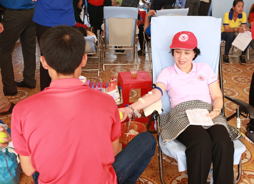 Bà Lê Nhật Thùy, Phó tổng giám đốc, Chủ tịch Quỹ hỗ trợ từ thiện C.P. Việt Nam hiến máu tại Hành trình Đỏ