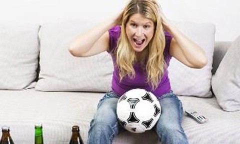 Nỗi khổ mùa World Cup: Vợ “bỏ nhà” đi xem bóng đá cùng bạn bè  