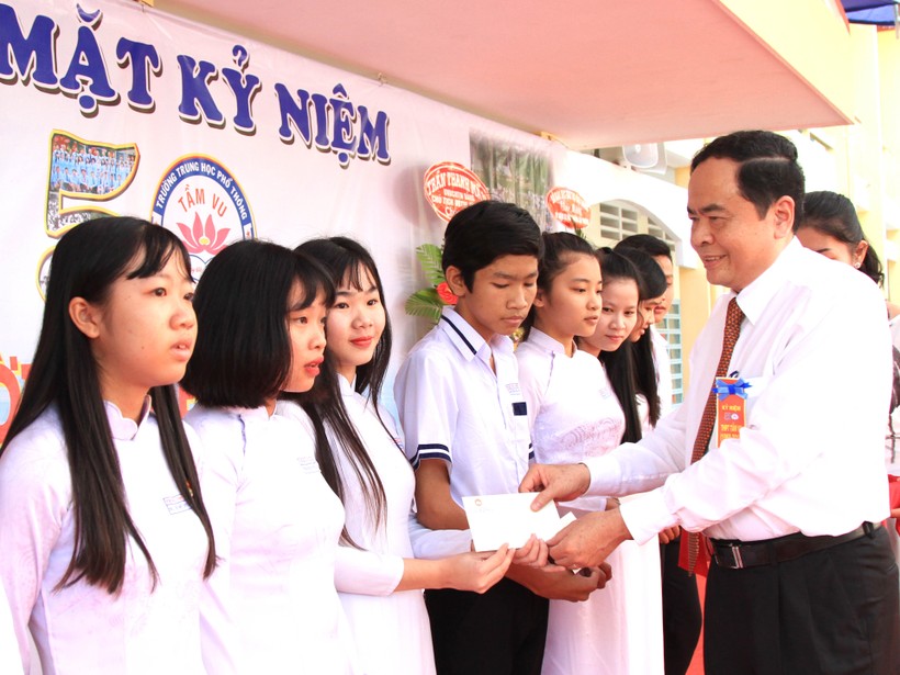 Chủ tịch Trần Thanh Mẫn trao học bổng cho các em học sinh Trường THPT Tầm Vu, huyện Châu Thành A (tỉnh Hậu Giang) nhân dịp kỷ niệm 50 năm thành lập trường.
