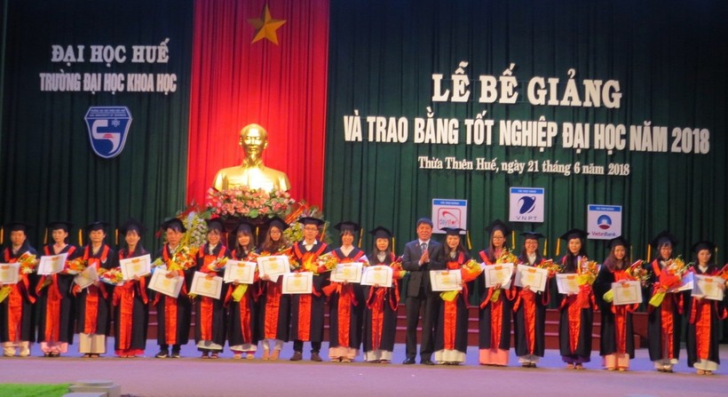 PGS.TS Huỳnh Văn Chương – Phó giám đốc ĐH Huế trao giấy khen và phần thưởng cho các sinh viên.