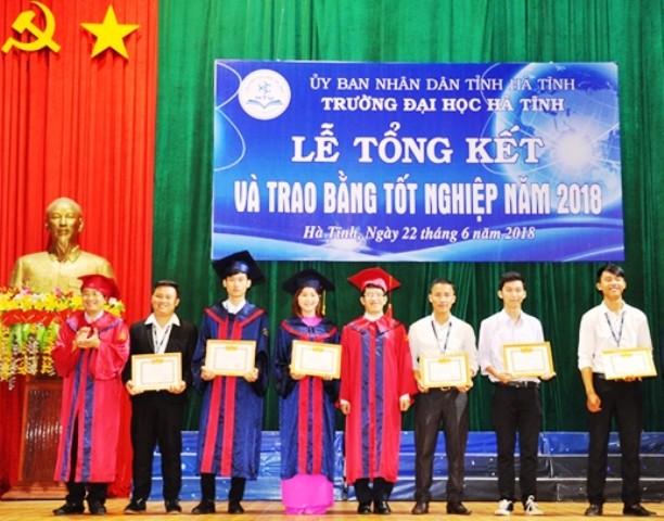 781 sinh viên Đại học Hà Tĩnh nhận bằng tốt nghiệp