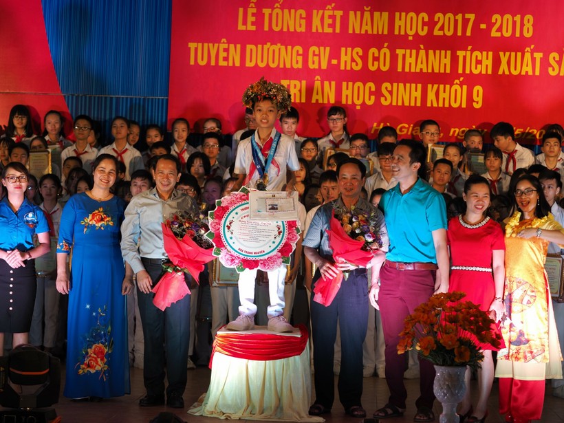 Hoàng Tuấn Dũng nhận vòng nguyệt quế Hoa Trạng nguyên tại buổi vinh danh năm học 2017-2018 của Trường THCS Minh Khai (Hà Giang)