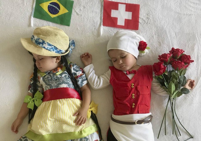 Hưởng ứng mùa World Cup, mẹ trẻ hóa trang 2 con sinh đôi thành các đội đối kháng "gây sốt"