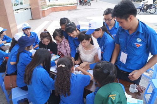 Lực lượng sinh viên tình nguyện hỗ trợ các thí sinh tại các điểm thi