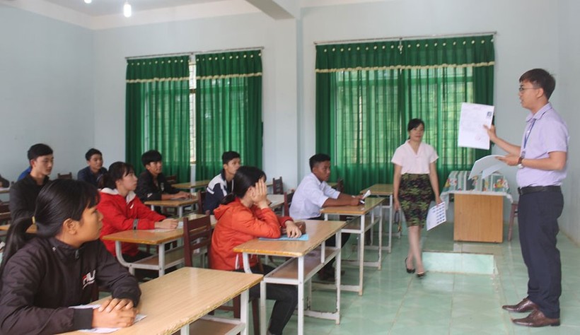 Thí sinh nghe cán bộ coi thi phổ biến quy chế trước ngày thi tại điểm Trường THPT Đắk Glong

