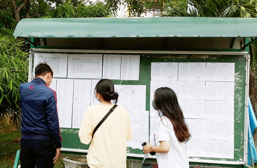Thí sinh tại điểm thi trường THPT Nguyễn Thượng Hiền xem sơ đồ phòng thi chiều 24/6