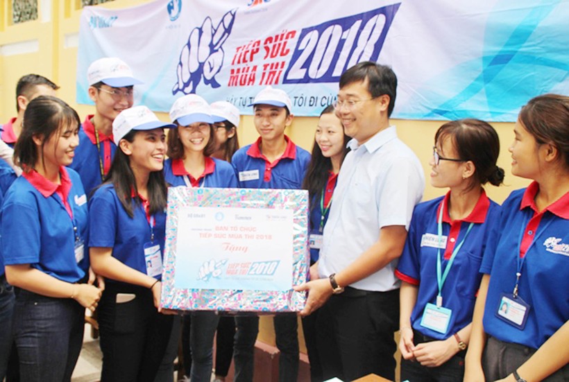 Anh Lê Quốc Phong tặng quà động viên tinh thần cho các SVTN