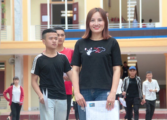 Chị Minh 45 tuổi dự thi THPT quốc gia tại điểm thi trường THPT Hồng Lĩnh (ảnh: Đ. Hùng)

