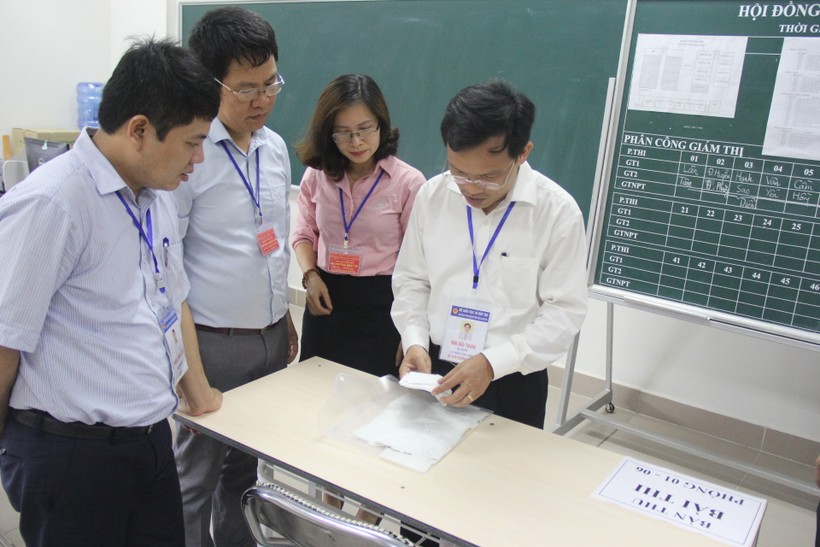 PGS Mai Văn Trinh kiểm tra tem niêm phong túi đựng bài thi tại điểm thi Trường THPT Chuyên Bắc Ninh