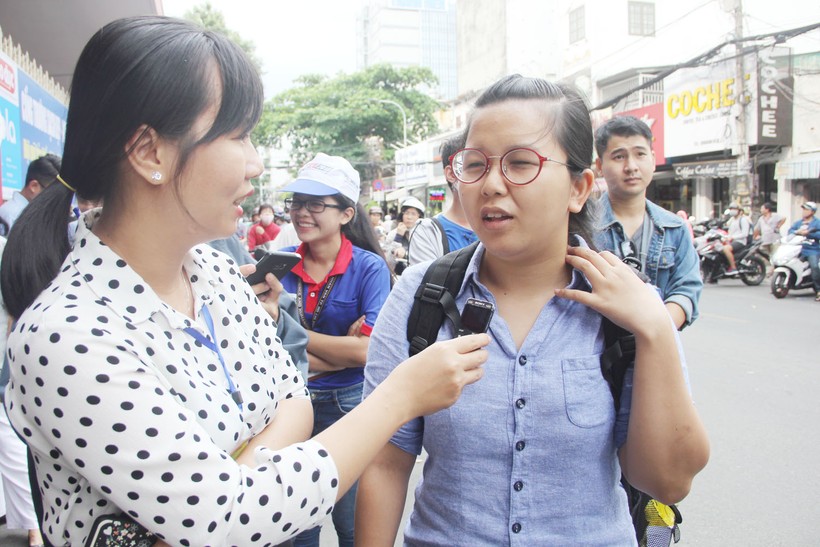  Thí sinh Nguyễn Thị  Minh Thư (đeo kính) chia sẻ sau khi kết thúc môn Toán