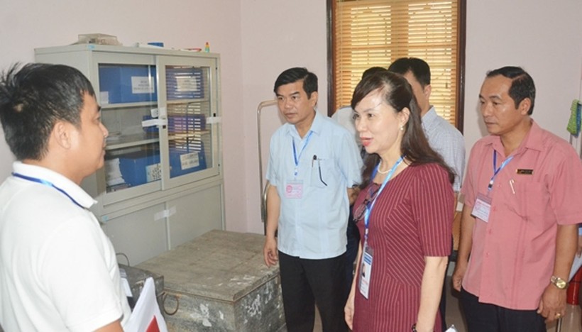 Bà Nguyễn Thị Kim Phụng kiểm tra tại điểm thi Hà Tĩnh


