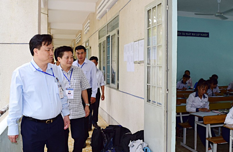 Thứ trưởng Nguyễn Hữu Độ kiểm tra công tác tổ chức thi tại trường THPT Nguyễn Văn Linh

