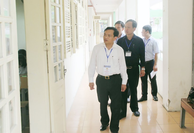 Ông Mai Văn Trinh thị sát phòng các phòng thi tại điểm thi Trường THPT chuyên Nguyễn Huệ

