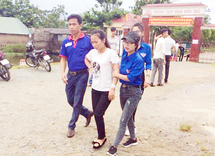 Trần Thị Ngọc Ánh được tình nguyện viên đưa đi nhập viện trở lại ngay trước buổi thi môn Ngữ văn

