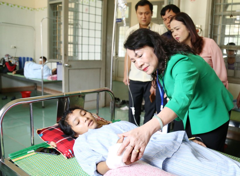Thứ trưởng Nguyễn Thị Nghĩa thăm thí sinh Hồ Thị Hà đang điều trị tại trung tâm y tế huyện Đakrông

