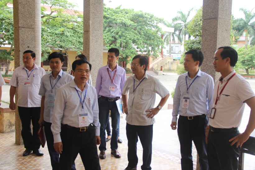 Ông Mai Văn Trinh thị sát tại điểm thi Trường THPT Hoàng Văn Thụ (Nam Định)