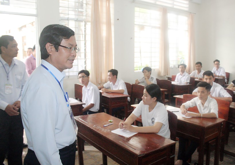 Thứ trưởng Nguyễn Văn Phúc động viên thí sinh tại điểm thi THPT Cà Mau trước giờ làm bài chiều 26/6.