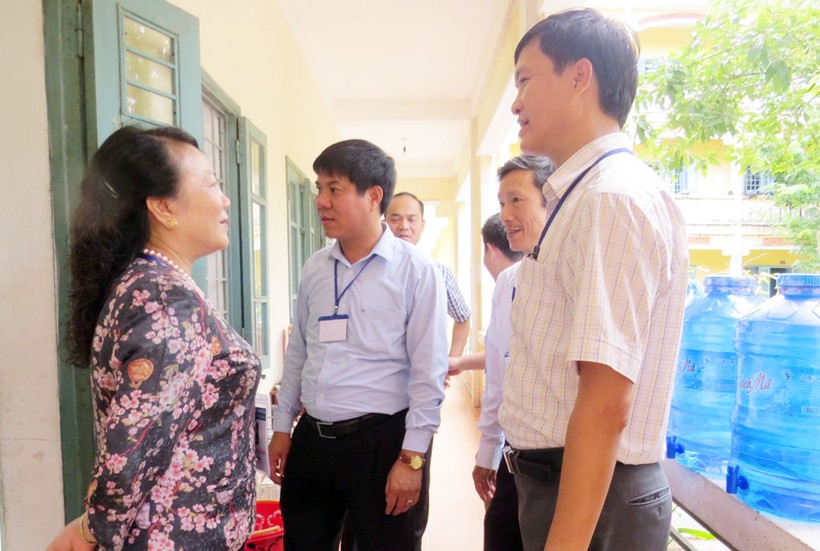 Thứ trưởng Nguyễn Thị Nghĩa nhắc nhở, động viên cán bộ coi thi