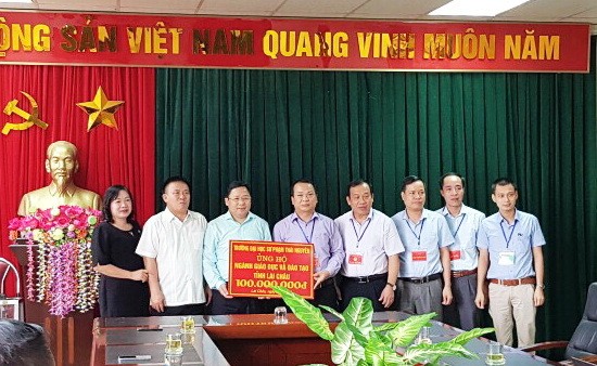 GS.TS Phạm Hồng Quang trao tặng số tiền ủng hộ ngành Giáo dục Lai Châu khắc phục hậu quả mưa lũ

