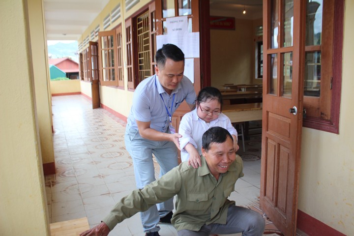  Thí sinh Trịnh Thu Huyền,  xã Xuân Quang, huyện Bảo Thắng (Lào Cai) nỗ lực đi thi.