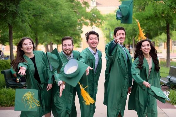 5 anh chị em sinh năm cùng tốt nghiệp một trường đại học