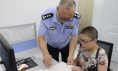 Viên cảnh sát Trung Quốc đưa vợ ốm đi làm cùng để chăm sóc