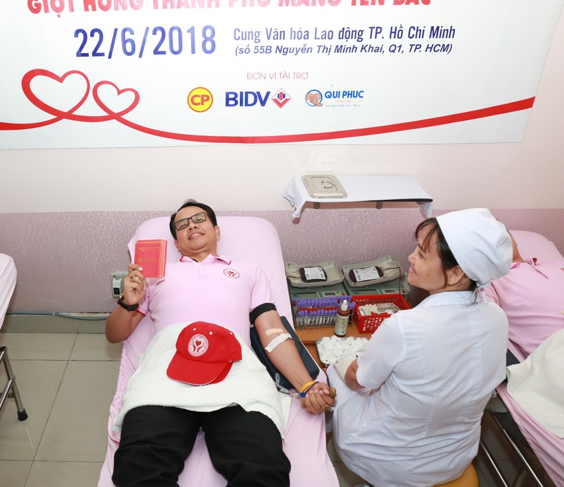 Ông Chinoros Benjachavakul - Phó Tổng Giám đốc nhân sự Công ty Cổ phần Chăn nuôi C.P Việt Nam – tham gia hiến máu nhân đạo