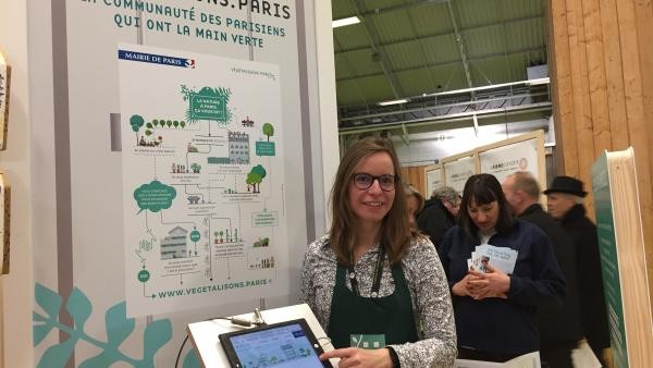 Chị Céline Brunel, phụ trách truyền thông của thị chính Paris, giới thiệu trang web Vegetalisons. Paris tại Hội chợ Nông Nghiệp 2018