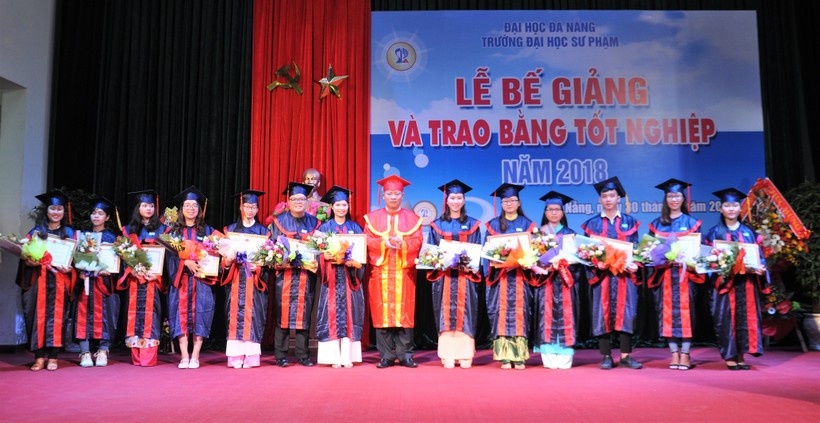  PGS.TS Lưu Trang – Hiệu trưởng Trường ĐH Sư phạm (ĐH Đà Nẵng) trao bằng tốt nghiệp cho sinh viên.