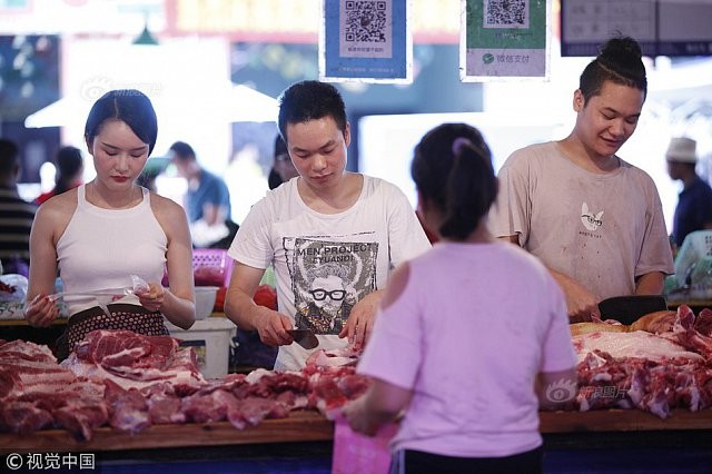 Cô gái 26 tuổi bỏ việc văn phòng ra chợ bán thịt được mệnh danh là “Tây Thi thịt lợn” gây sốt mạng xã hội Trung Quốc