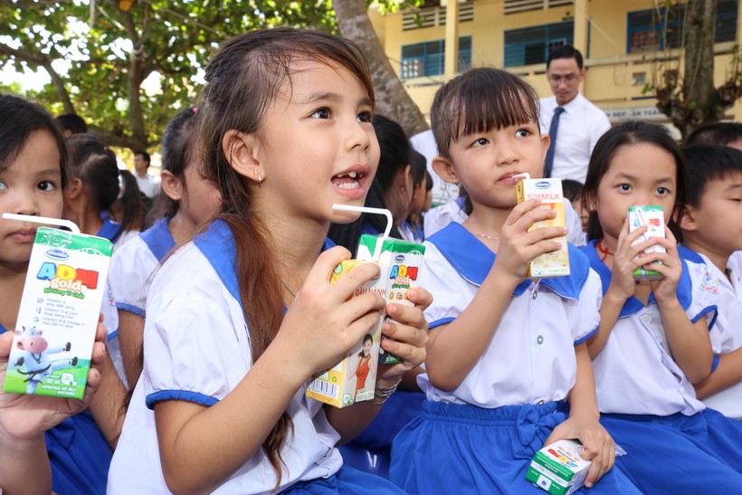  Trong suốt 10 năm qua, Quỹ sữa Vươn cao Việt Nam đã trao tặng hàng triệu ly sữa và đem nhiều niềm vui đến cho các trẻ em có hoàn cảnh khó khăn trên cả nước.