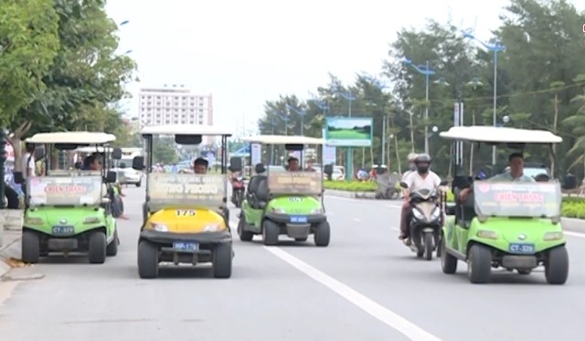 Xe điện là phương tiện vận chuyển du khách chính ở Sầm Sơn những năm gần đây