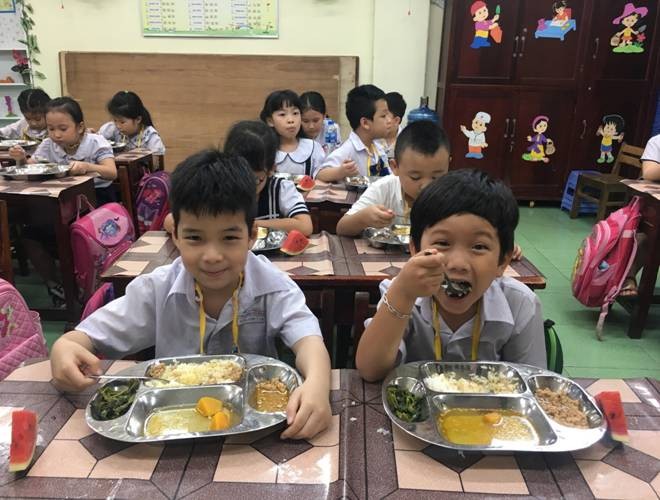 Khẩu phần ăn được chuẩn bị theo Phần mềm đảm bảo cân bằng dinh dưỡng của các em học sinh trường tiểu học Nguyễn Phúc Nguyên – Đà Nẵng