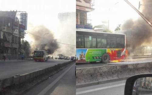 Hà Nội: Xe buýt đang chạy bỗng bốc cháy, nhiều người hoảng loạn