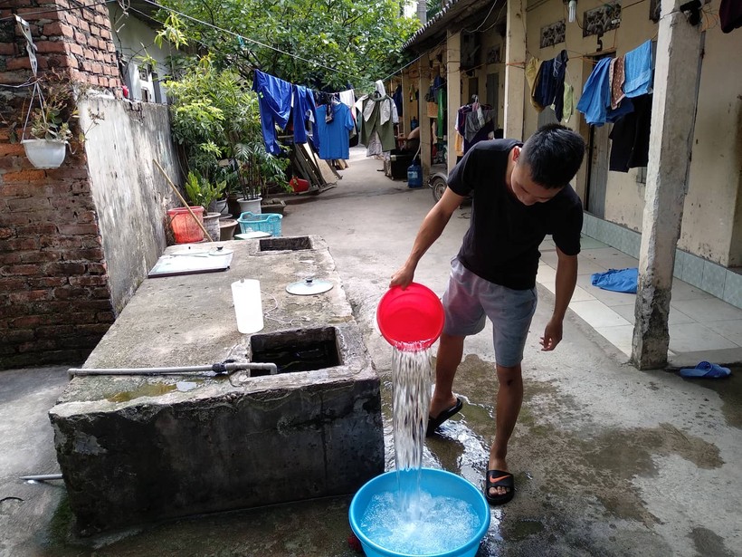 SV tại một xóm trọ phải dùng nước giếng khoan thay cho nước sạch
