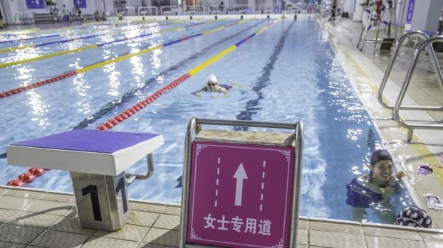 Trung Quốc: Bể bơi ‘nổi sóng’ ở khu vực cấm đàn ông lại gần