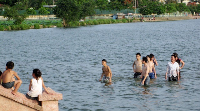 Thiếu bể bơi an toàn trẻ em nội thành Hà Nội tìm ra Hồ Tây hoặc ven sông Hồng