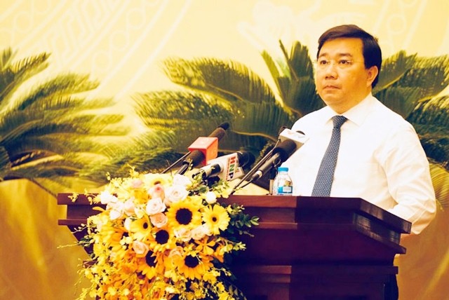 Giám đốc Sở GD&ĐT Hà Nội Chử Xuân Dũng đọc Tờ trình trước HĐND thành phố Hà Nội
