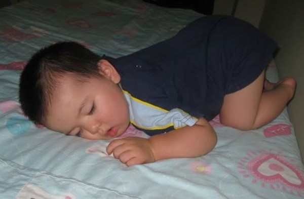 Hóa giải nguyên nhân vì sao 90% trẻ nhỏ thích nằm ngủ úp bụng, sấp mặt