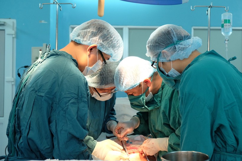 Các bác sĩ BV Bình Dân TPHCM đang phẫu thuật cho bệnh nhân
