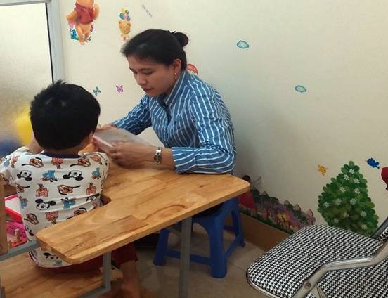 Nhân viên Trung tâm CTXH Thái Nguyên can thiệp, điều trị trẻ tự kỷ



