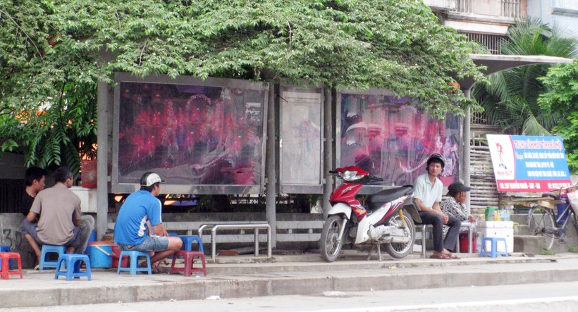 Một trạm dừng xe buýt trên đường Nguyễn Khoái (Hà Nội) bị chiếm dụng gần hết