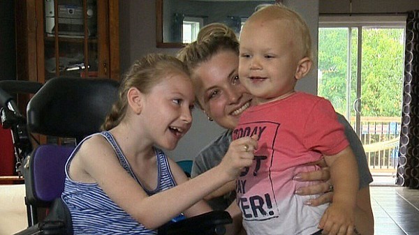 Dù bị bại não, cô bé 9 tuổi vẫn cứu sống em trai mình bằng cách đáng kinh ngạc