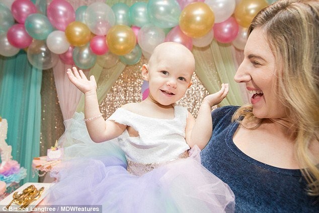 Bé gái 15 tháng tuổi bị ung thư buồng trứng khiến cả thế giới bàng hoàng