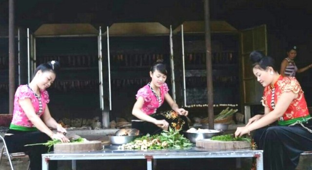 Các cô gái dân tộc Thái đang chuẩn bị gia vị ướp thịt tại xưởng sản xuất thịt khô của chị Oanh

