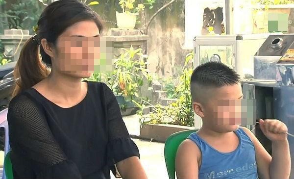 Chị Vũ Thị Hương (Phú Sơn, Ba Vì, Hà Nội) và cháu bé trong vụ việc trao nhầm con ở BVĐK Ba Vì 6 năm trước.